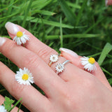 Small daisy rings in gold and silver