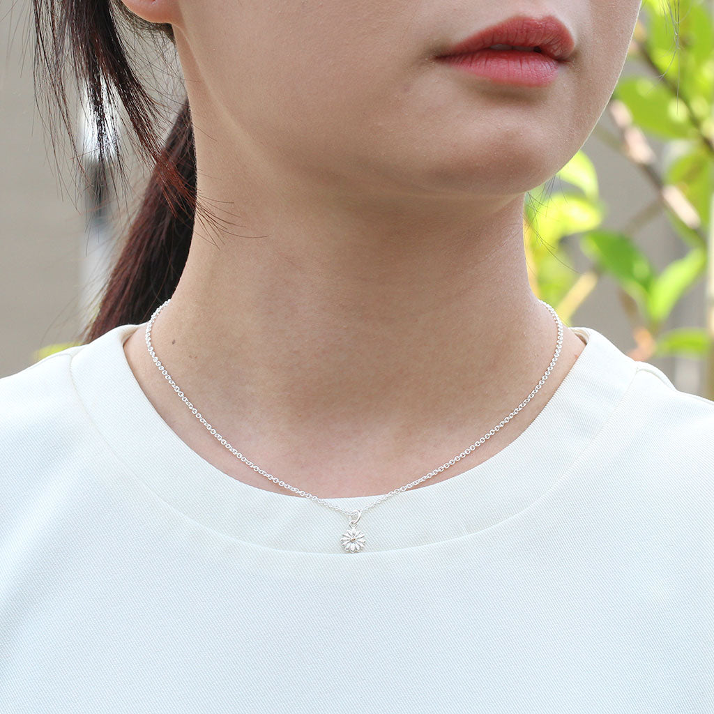 Small daisy necklace in gold and silver