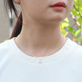 Small daisy necklace in gold and silver