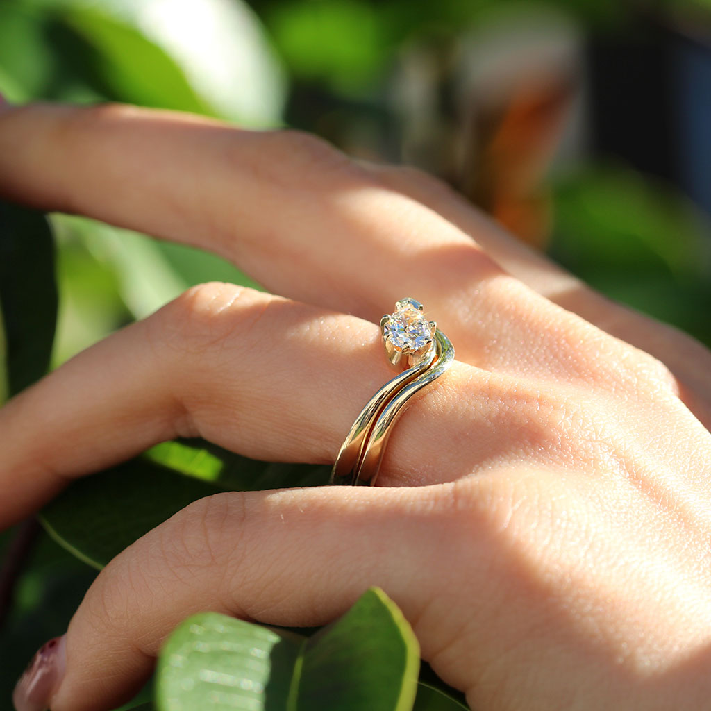 Flow engagement ring and wedding band set