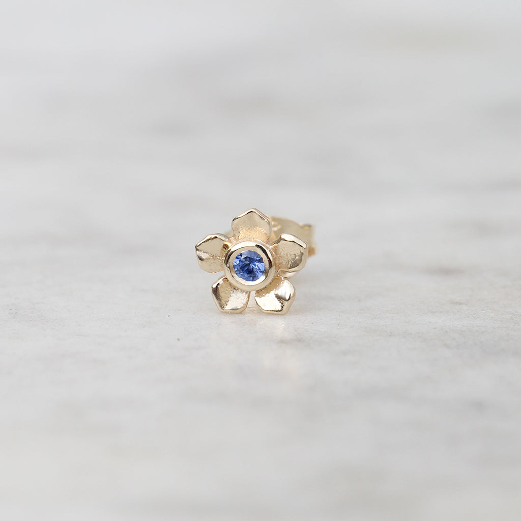 Forget me not flower stud with a blue sapphire in 9ct yellow gold