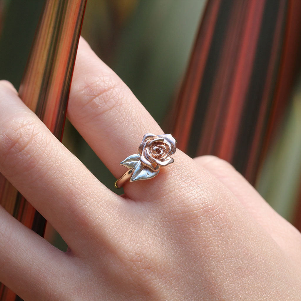 Rose ring in rose gold, white gold and yellow gold