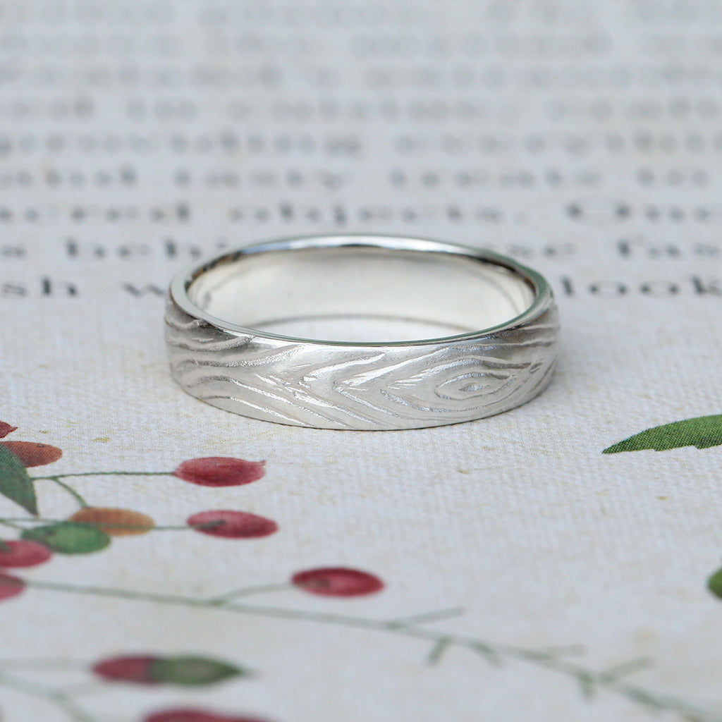 Men's tree ring pattern wedding band