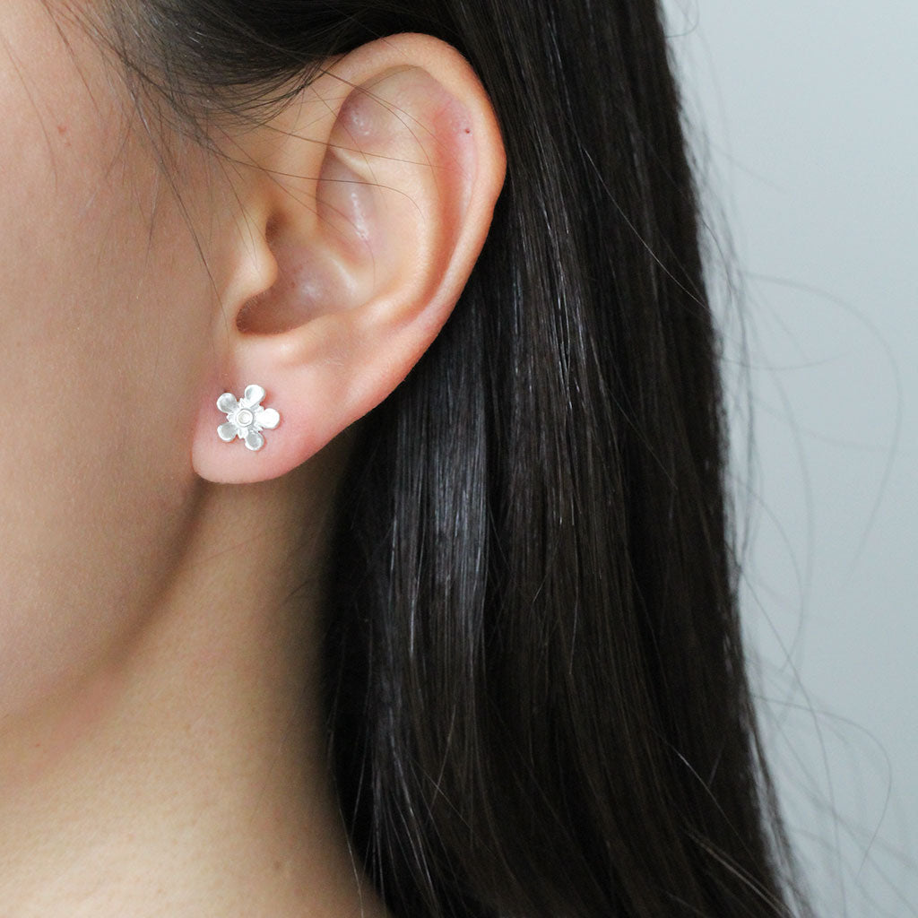 manuka flower earrings in silver