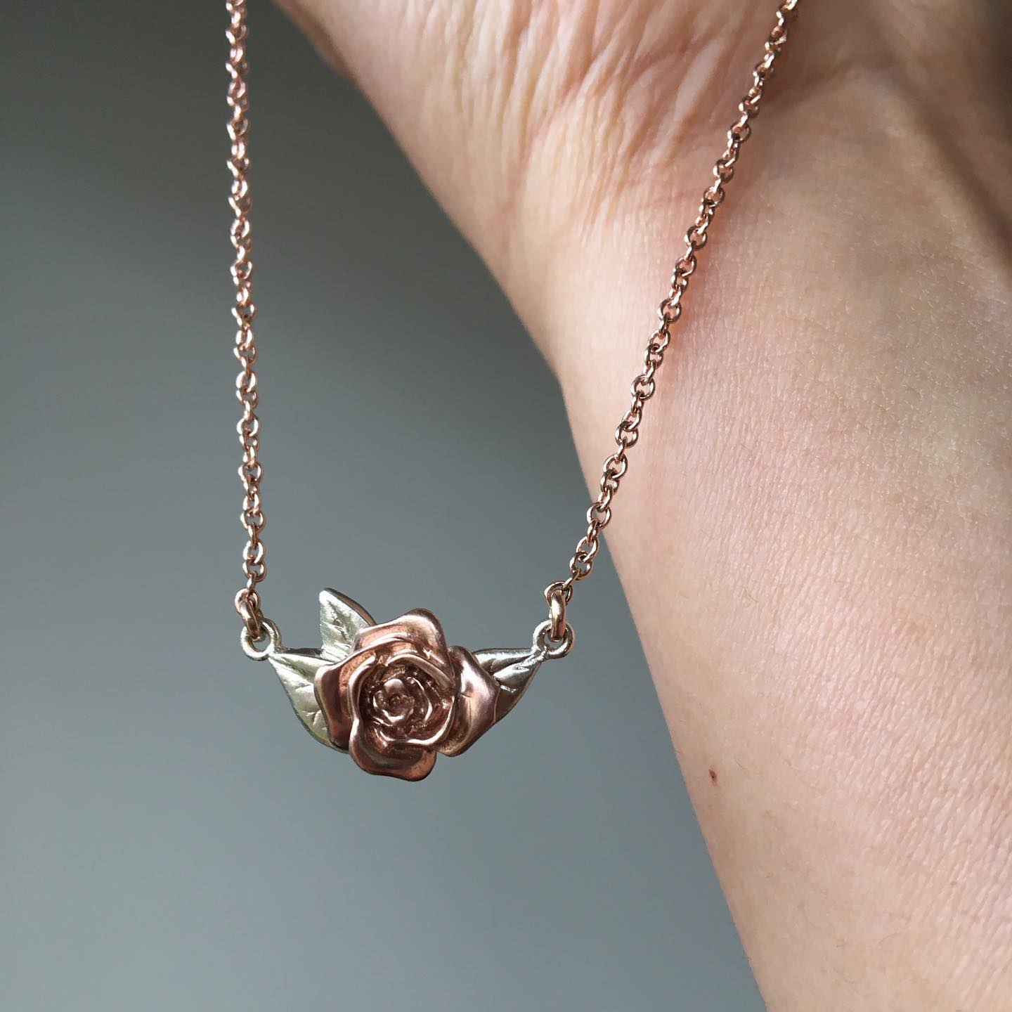 Rose hot sale pendant chain