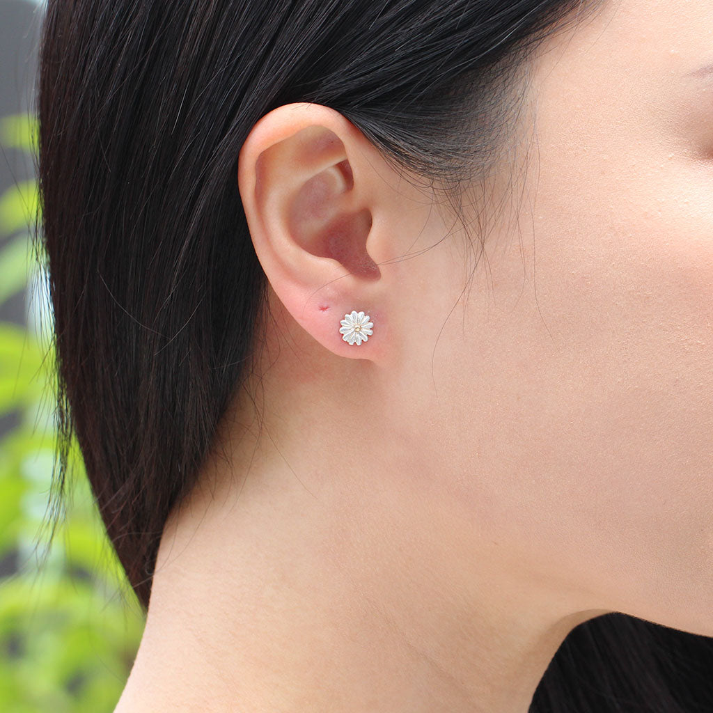 Daisy earrings in gold and silver