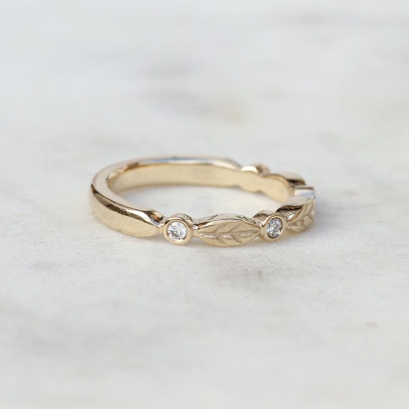 Diamond leaf ring in gold