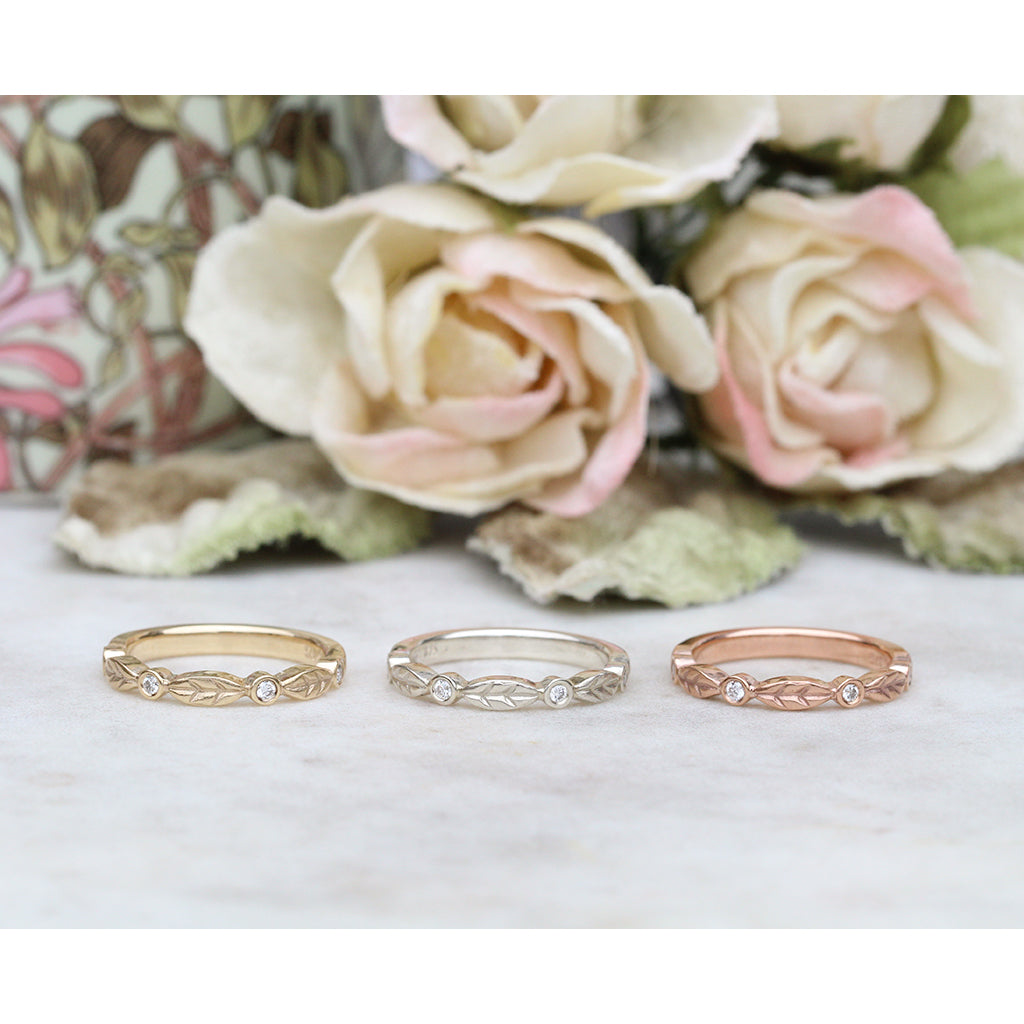 Diamond leaf ring in gold