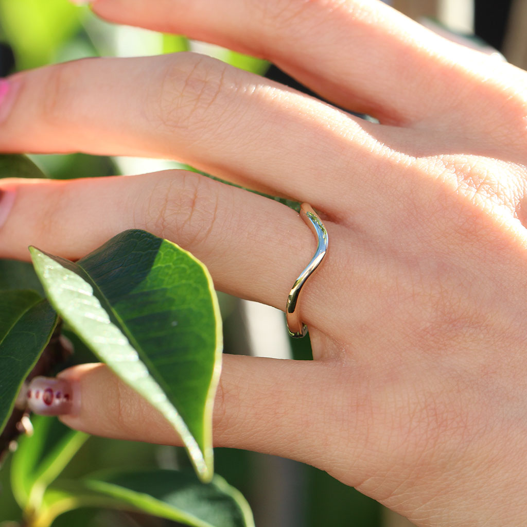 Flow wedding ring