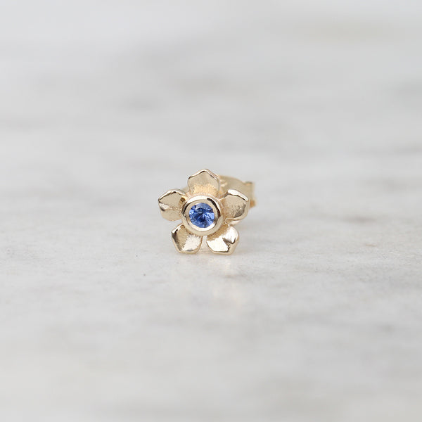 Forget me not flower stud with a blue sapphire in 9ct yellow gold
