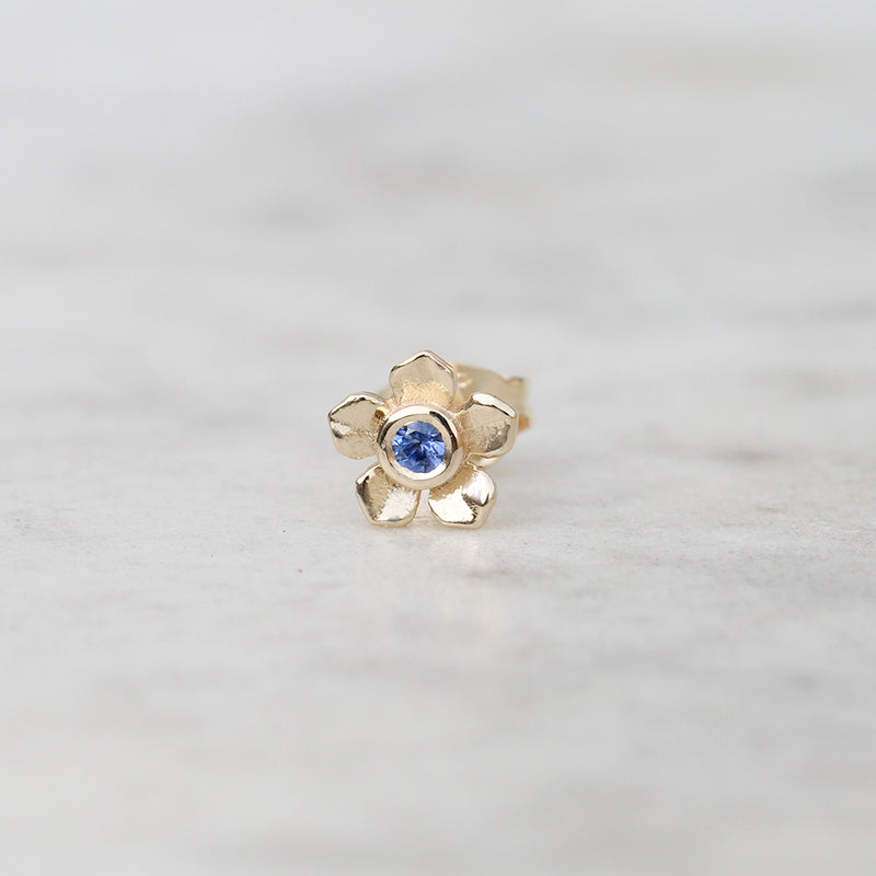 Forget me not flower stud with a blue sapphire in 9ct yellow gold