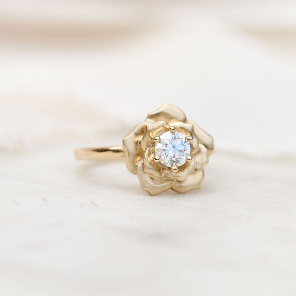 Rose ring in gold with a diamond