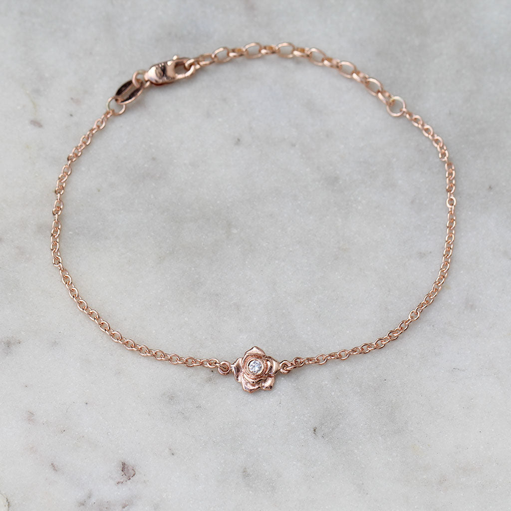 Mini rose bracelet in rose gold with a diamond