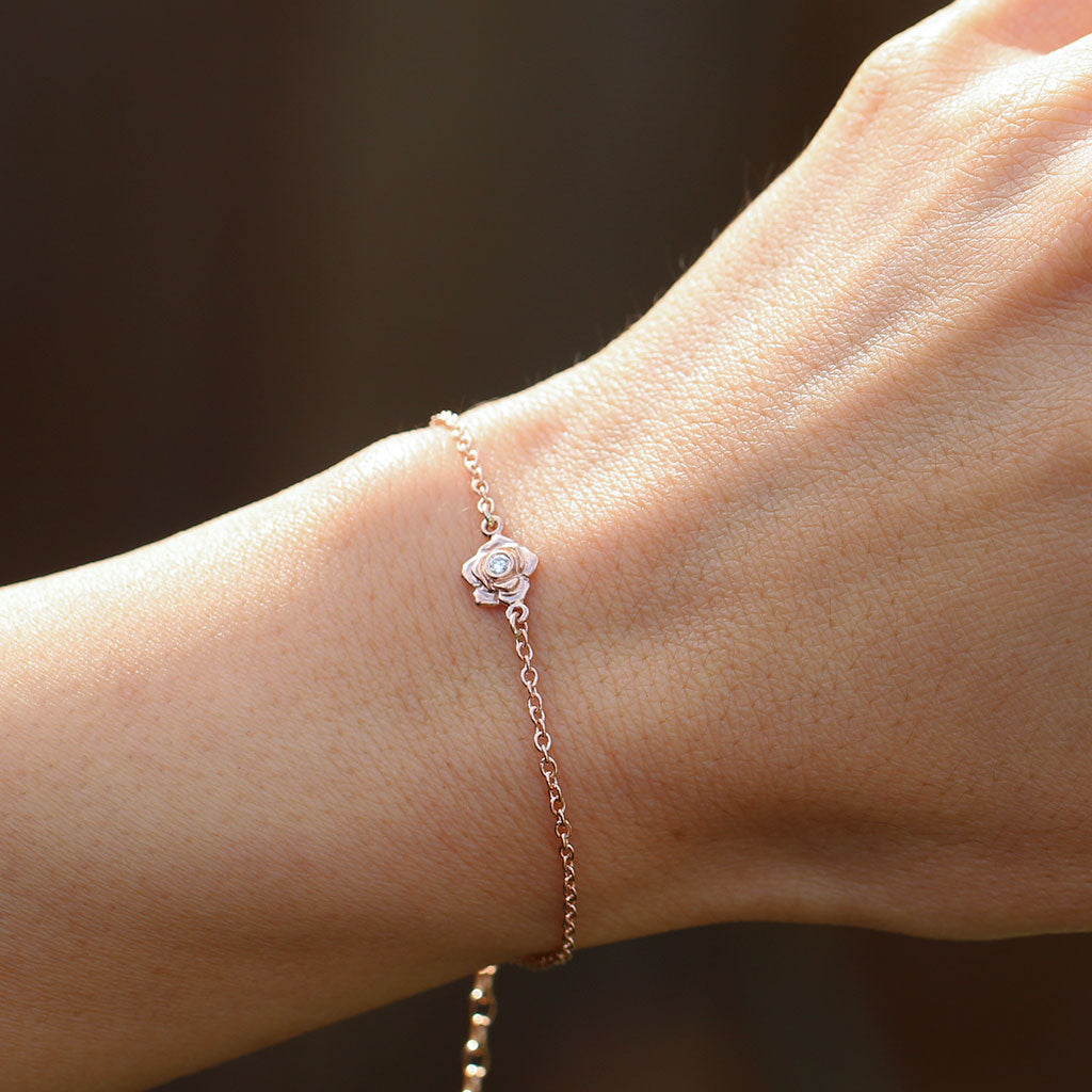 Dainty rose bracelet in rose gold with a diamond