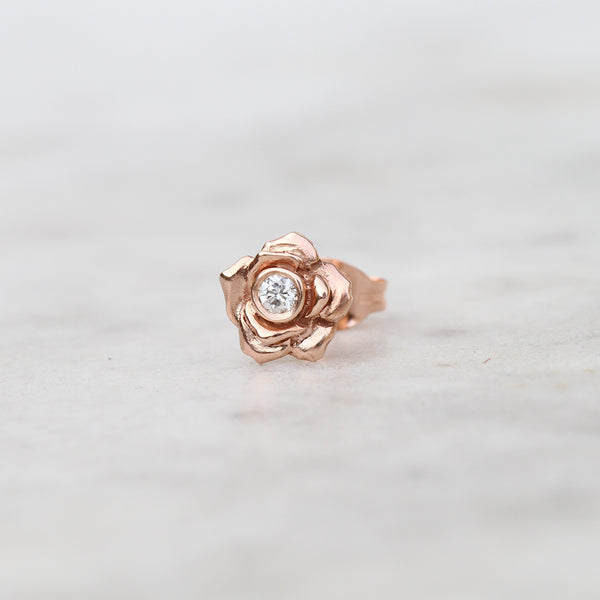 Rose gold rose earring wit ha diamond