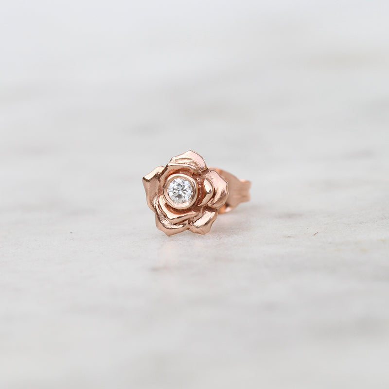 Rose gold rose earring wit ha diamond
