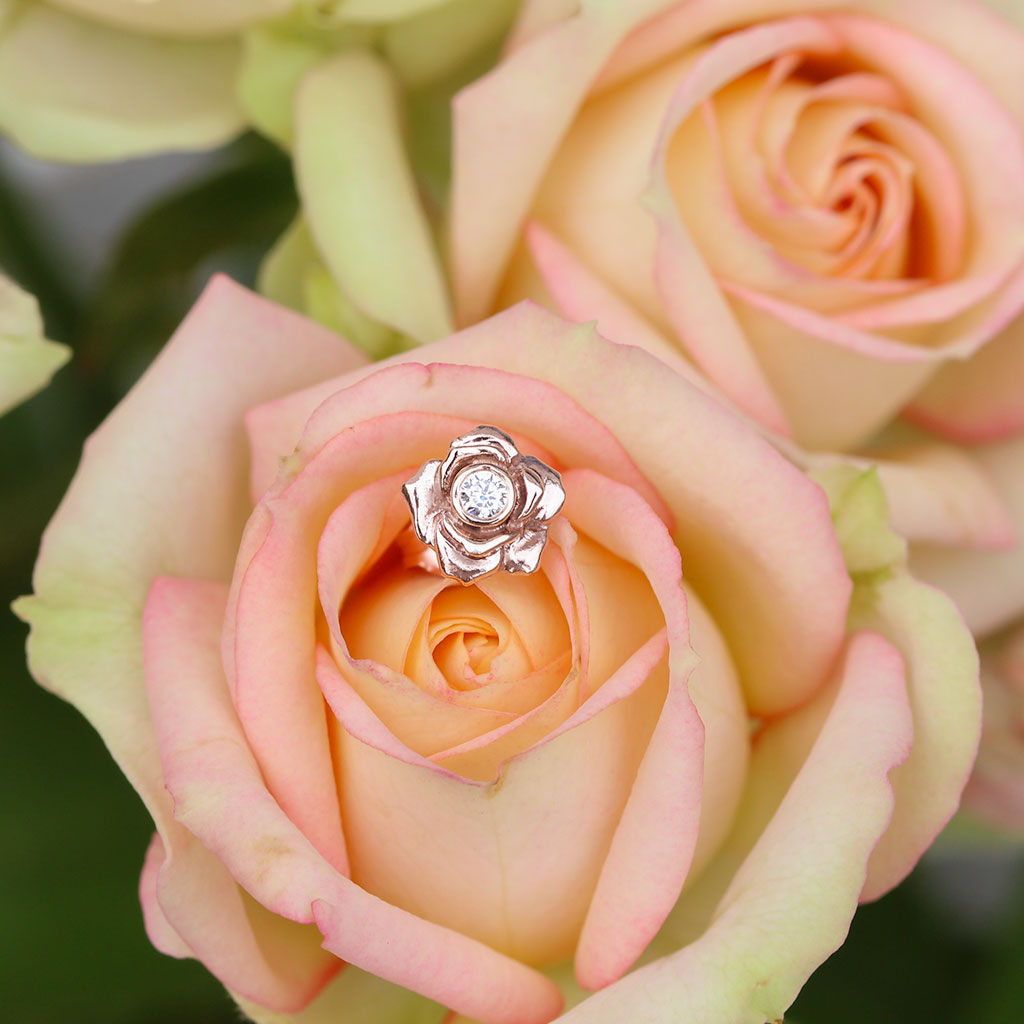 Rose earrings in rose gold with a diamond