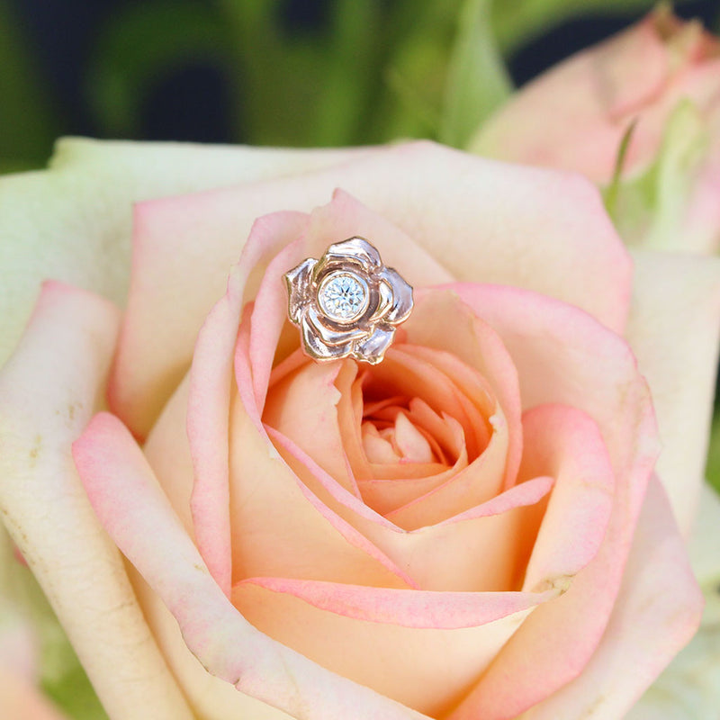 Rose earring in rose gold with a diamond