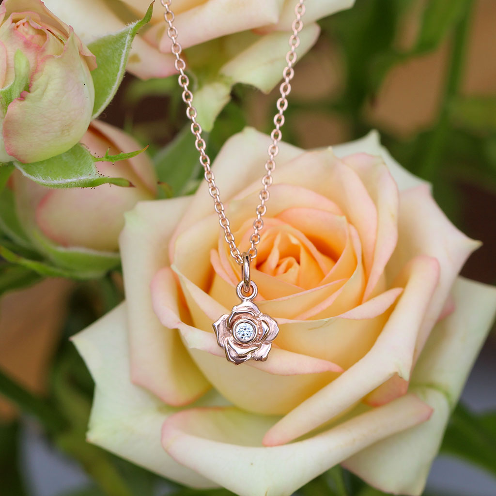 Rose pendant in rose gold with a diamond