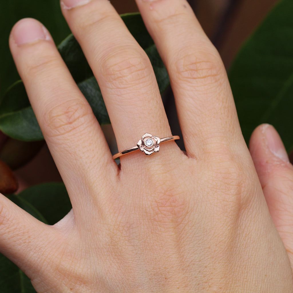 Rose ring with a diamond in rose gold