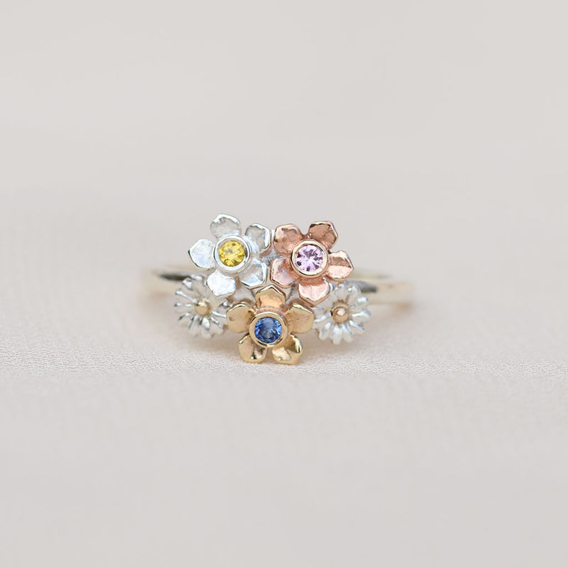 Ring with floral design and multicolored gemstones