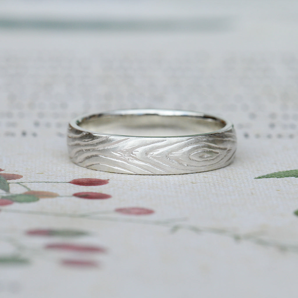 Men's tree ring pattern wedding band