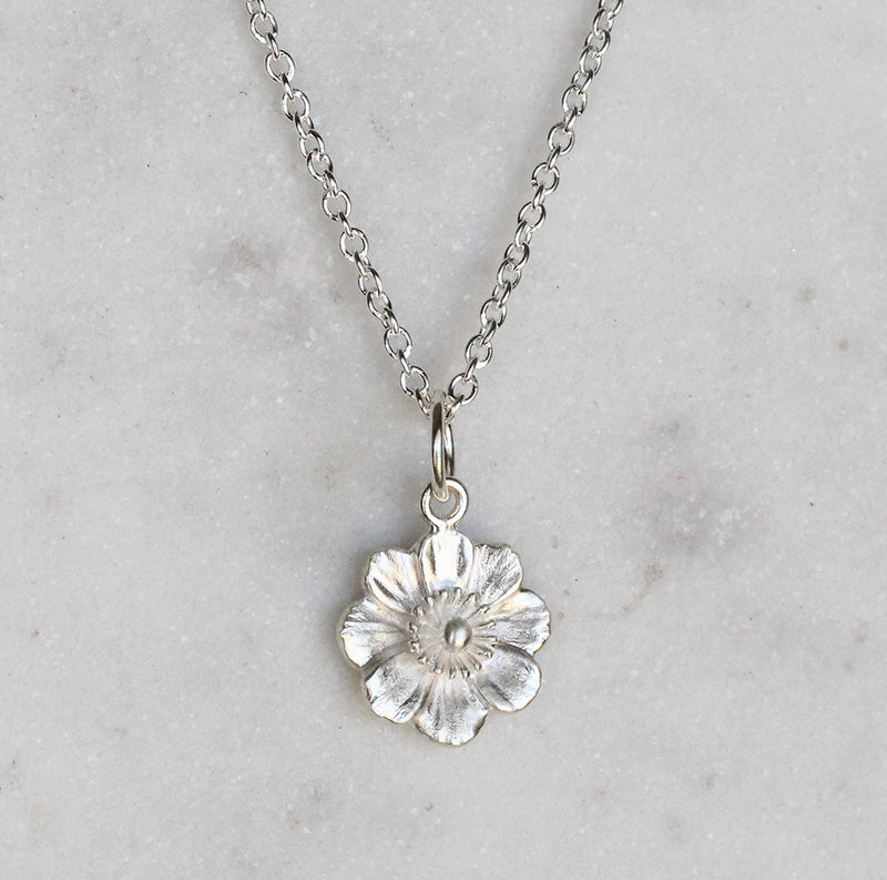 Mount Cook lily necklace