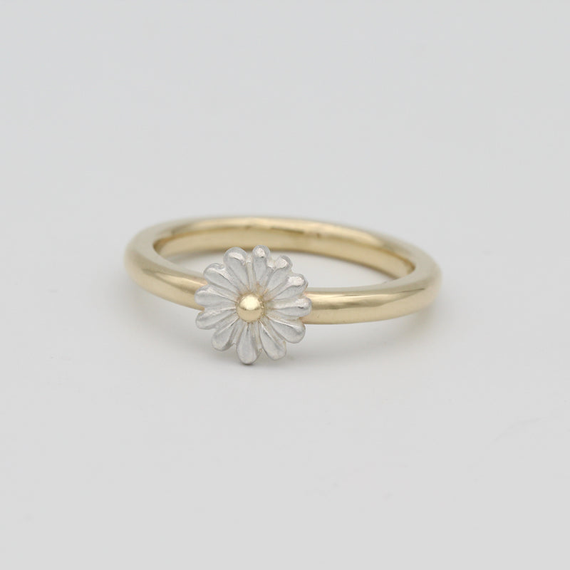 Small daisy ring in gold and silver