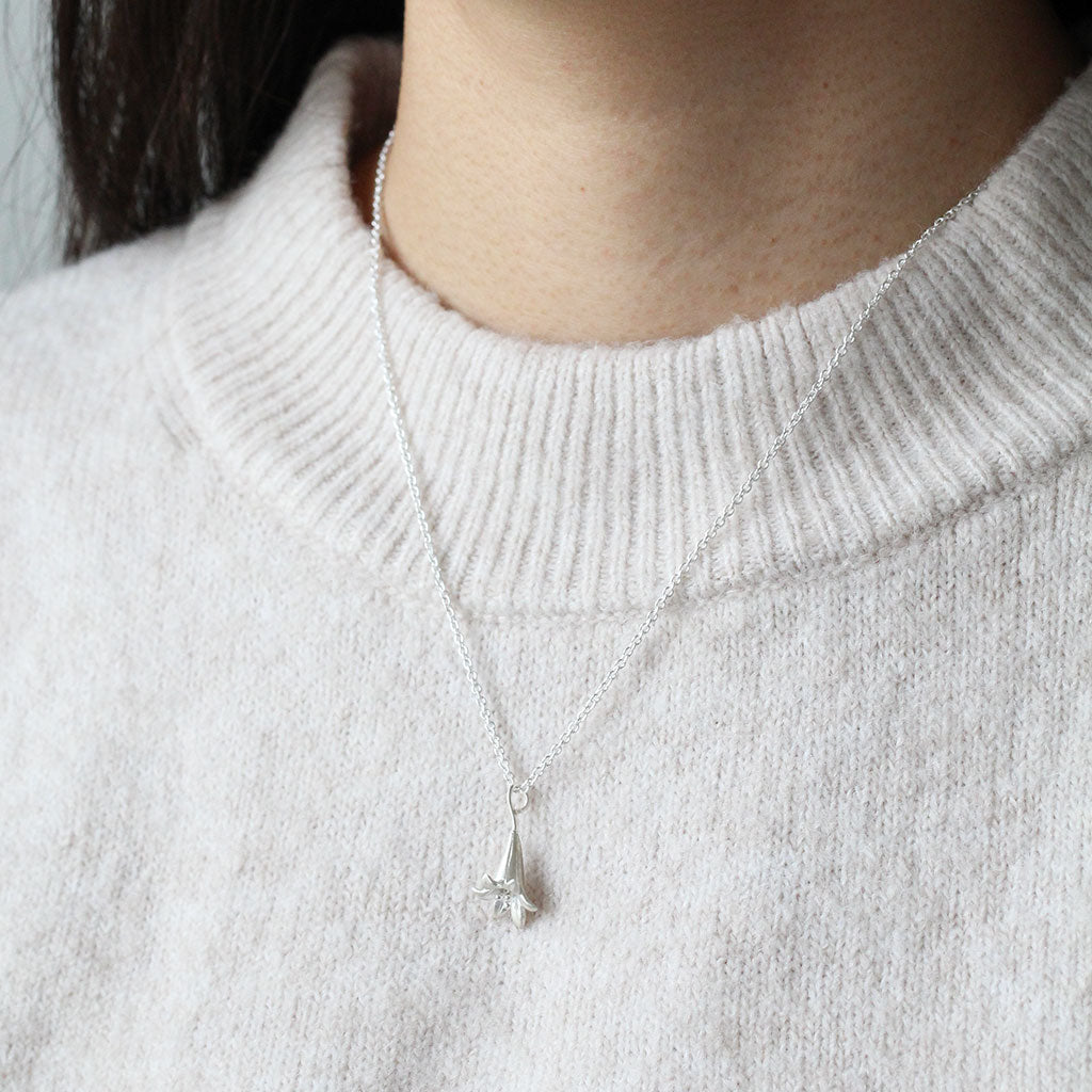lily necklace in silver