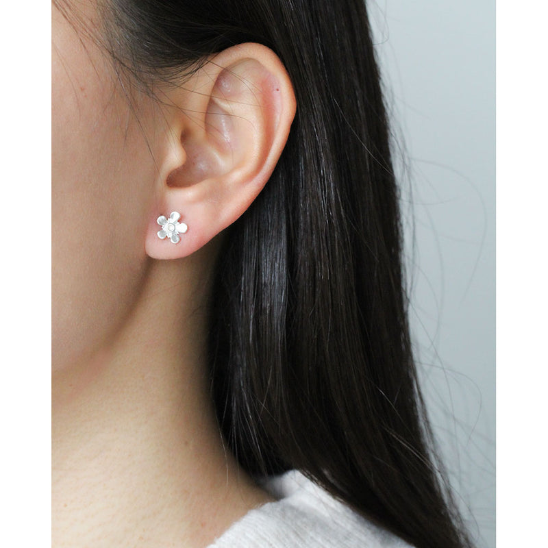 manuka flower stud earrings in silver