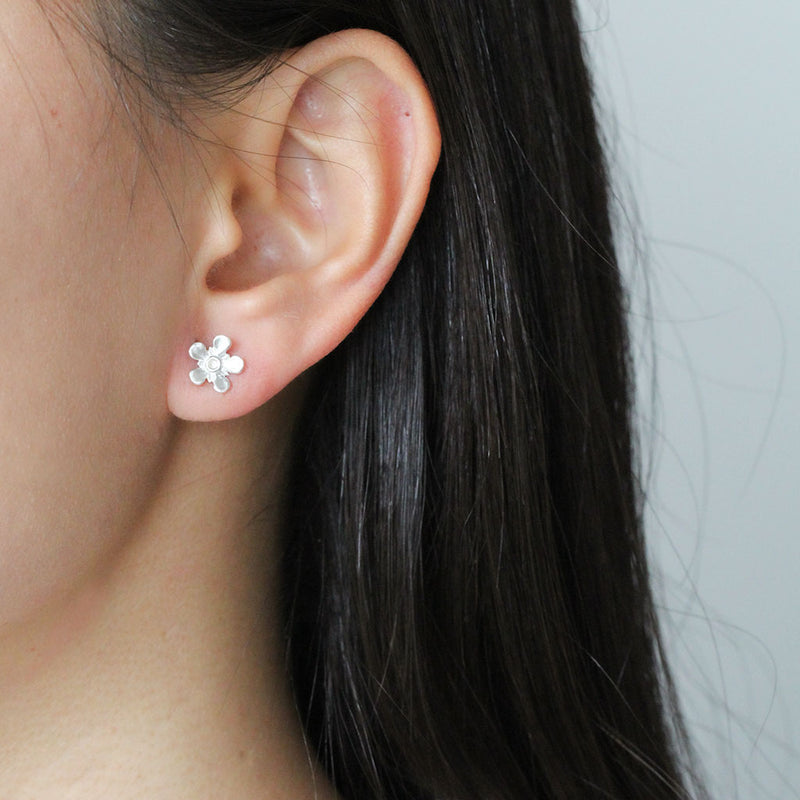 manuka flower earrings in silver