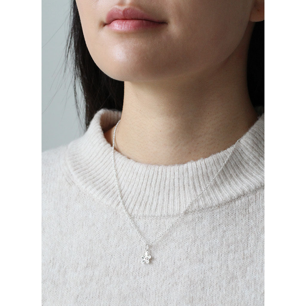 manuka flower pendant in silver
