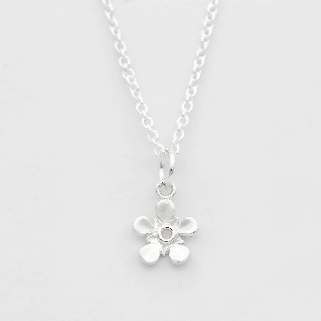 manuka flower necklace in silver