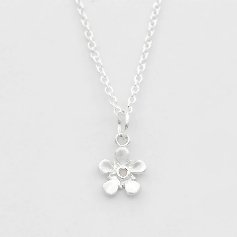 manuka flower necklace in silver
