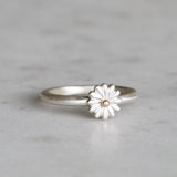 small daisy ring in gold and silver