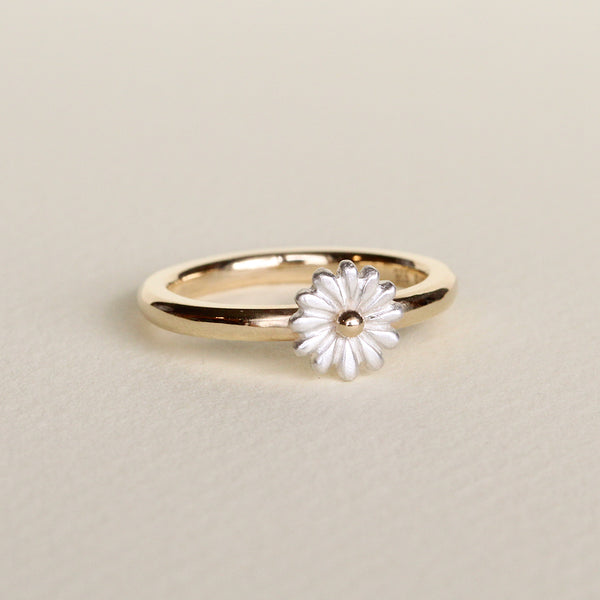 small daisy ring in gold and silver