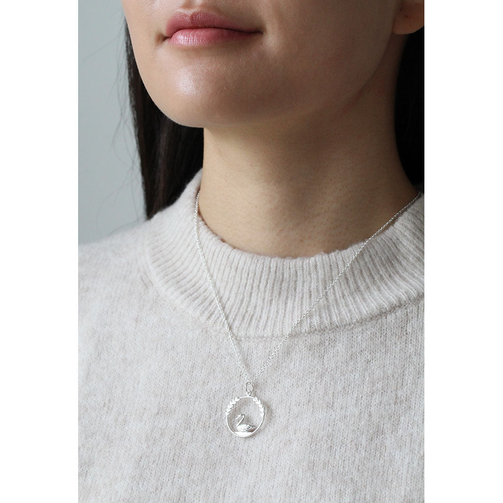 swan necklace in silver